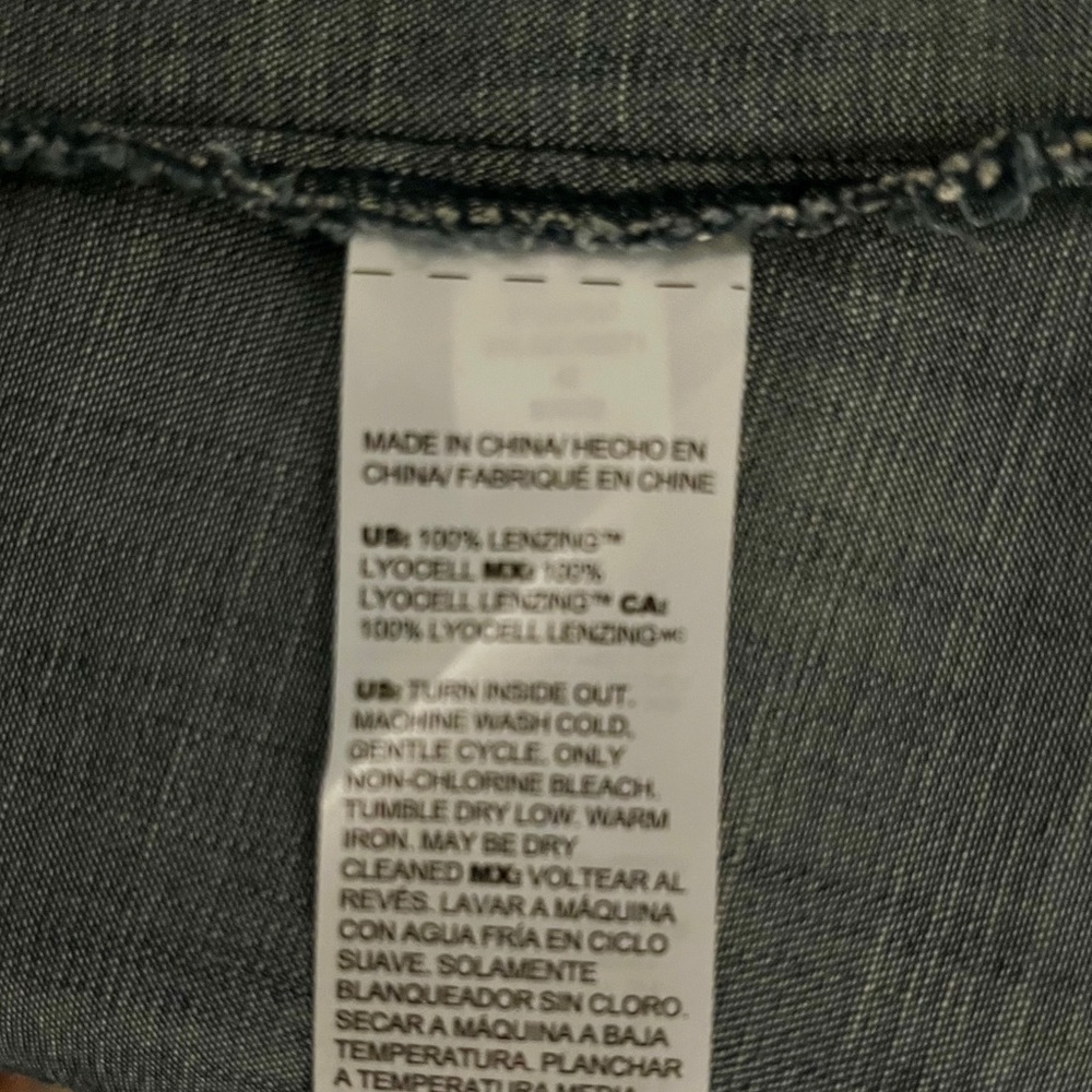 Chico’s Women’s Size 0 Lightweight Denim Long Button Down Shirt. - Picture 5 of 5